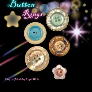 Peut inclure: Cinq bagues boutons circulaires disposées sur un fond noir. Le texte Button Rings et Etsy: @MadebyAppleBlob sont visibles. Les bagues présentent divers motifs dont un centre bleu, une étoile, une nacre irisée et une petite forme de fleur.
