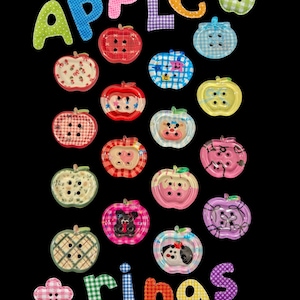 Op de afbeelding: Een verzameling appelvormige knopen in diverse kleuren en patronen, waaronder ruitjes, vichy en bloemmotieven. Het woord "apple" is bovenaan gespeld in kleurrijke stoffen letters, en "rings" onderaan met een bloemvormige knoop.