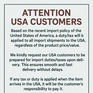 Op de afbeelding: Een witte achtergrond met bruine tekst. De tekst luidt "ATTENTION USA CUSTOMERS", gevolgd door informatie over invoerrechten en belastingen voor zendingen naar de VS. De tekst adviseert klanten zich voor te bereiden.