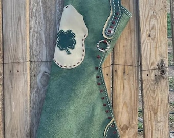 Handgemaakte groene suède cowboychaps: Shamrock Patch Rodeo Gear