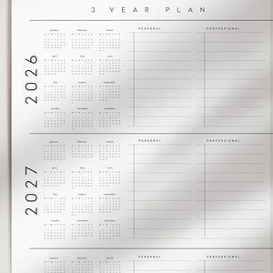 Puede incluir: Un planificador minimalista de 3 a&ntilde;os con los a&ntilde;os 2026, 2027 y una vista parcial de 2028. El calendario es en blanco y negro, con cuadr&iacute;culas mensuales para planificaci&oacute;n personal y profesional. El texto "3 YEAR PLAN" est&aacute; en la parte superior.