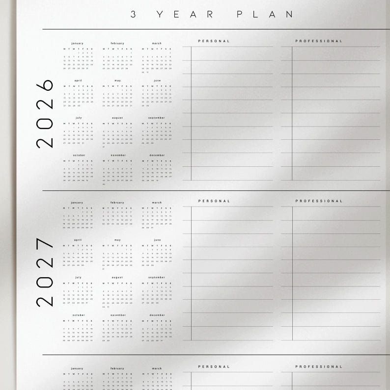 Puede incluir: Un planificador minimalista de 3 a&ntilde;os con los a&ntilde;os 2026, 2027 y una vista parcial de 2028. El calendario es en blanco y negro, con cuadr&iacute;culas mensuales para planificaci&oacute;n personal y profesional. El texto "3 YEAR PLAN" est&aacute; en la parte superior.