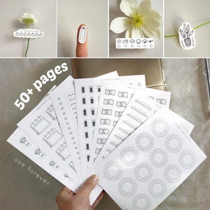 Puede incluir: Una colección de hojas de pegatinas blancas con diseños de arte lineal en negro para agendas, incluyendo rastreadores de hábitos, cajas de citas, iconos de batería, billetes y símbolos meteorológicos. Incluye el texto 50+ pages y use forever.