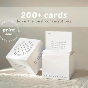 Może przedstawiać: Dwa białe pudełka w kształcie kostki z nadrukiem "no bland chat" i "bland chat". Jedno pudełko jest otwarte, ukazując stos kart z pytaniami do rozmowy. Obraz zawiera również tekst "200+ kart ma najlepsze rozmowy."