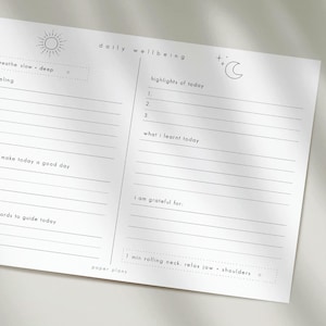 Puede incluir: Una hoja de planificador de bienestar diario blanca con texto y gráficos de líneas en negro. El diseño incluye secciones para respiración, aspectos destacados, lecciones aprendidas, gratitud y relajación, con iconos de sol y luna.