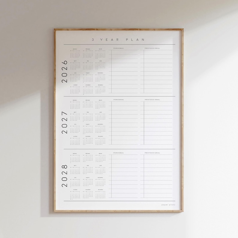 Puede incluir: Un calendario enmarcado de Plan de 3 a&ntilde;os con un dise&ntilde;o minimalista. El calendario incluye los a&ntilde;os 2026, 2027 y 2028, con espacio para notas personales y profesionales. El texto "3 YEAR PLAN" est&aacute; en la parte superior.