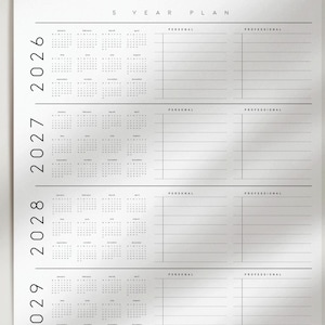 Puede incluir: Un calendario blanco de planificación de 5 años con los años 2026, 2027, 2028 y 2029 visibles. Cada año tiene una cuadrícula de calendario y secciones etiquetadas como "Personal" y "Profesional". El texto "5 YEAR PLAN" está en la parte superior.