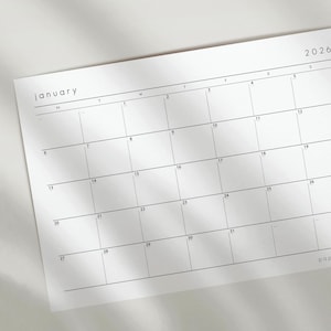 Puede incluir: Una página de calendario minimalista de enero de 2026, impresa en papel blanco. La cuadrícula del calendario presenta un diseño sencillo con fechas y días de la semana claramente marcados. La palabra "january" está impresa en la parte superior izquierda.