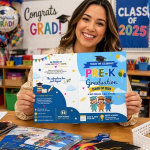 Könnte beinhalten: Eine Frau hält eine Pre-K-Abschlussankündigung für die Klasse von 2025. Die blau-weiße Ankündigung zeigt Illustrationen von Kindern in Abschlusskleidung mit dem Text "Ein großer Traum. Eine große Zukunft."