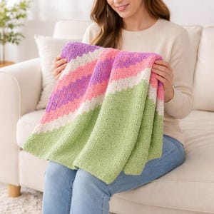 Könnte beinhalten: Eine weiße Keramik-Tasse mit schwarzem Henkel und dem Text "But First, Coffee" in schwarzer, handschriftlicher Schrift. Die Tasse steht auf einer weißen Oberfläche.