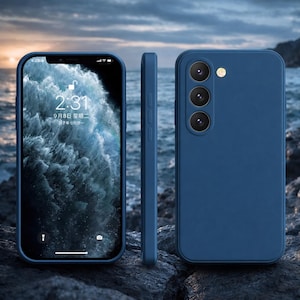 Może przedstawiać: Granatowe etui na telefon z pasującym telefonem. Ekran telefonu wyświetla godzinę 2:31 i datę. Etui na telefon ma trzy obiektywy aparatu i lampę błyskową. Telefon znajduje się na skalistej powierzchni.