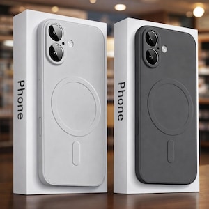 Puede incluir: Dos fundas para teléfono, una blanca y otra gris oscuro, expuestas en cajas blancas. Cada funda tiene un diseño circular y un recorte rectangular. La palabra "Phone" está impresa verticalmente en el lateral de cada caja.