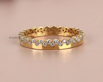 Alianza de boda con racimo de diamantes cultivados en laboratorio, anillo de eternidad pavé de oro amarillo de 14 quilates, banda de diamantes dispersos en un lado