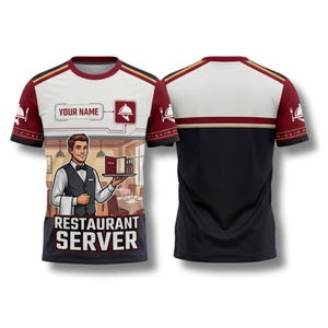 Puede incluir: Camiseta de manga corta con un diseño de camarero de restaurante. La parte delantera presenta un camarero de dibujos animados sosteniendo una bandeja, el texto "RESTAURANT SERVER" y un espacio para un nombre. La camiseta tiene una sección superior blanca, detalles burdeos y negros y una sección inferior negra.