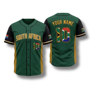 以下が含まれることがあります： 胸に「SOUTH AFRICA」の文字と数字「10」が入った、緑と金の野球のユニフォーム。ユニフォームの背面には、数字「10」の上に「YOUR NAME」の文字が入っています。ユニフォームは黒い袖で、袖には南アフリカの国旗が描かれています。