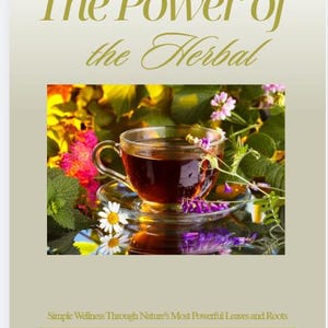 Peut inclure: Une tasse en verre remplie de thé foncé repose sur une soucoupe, entourée de fleurs et de verdure. L'image présente le texte "The Power of the Herbal" et "Simple Wellness Through Nature's Most Powerful Leaves and Roots."