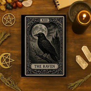 Puede incluir: Una carta de tarot con un cuervo negro posado en una rama, con una luna llena y un castillo de fondo. La carta dice "THE RAVEN" y "XIII". Cristales, una vela encendida y símbolos de pentáculo rodean la carta.