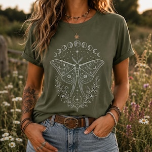 Celestial Moth T-shirt: Häxig månfasgrafik T-shirt