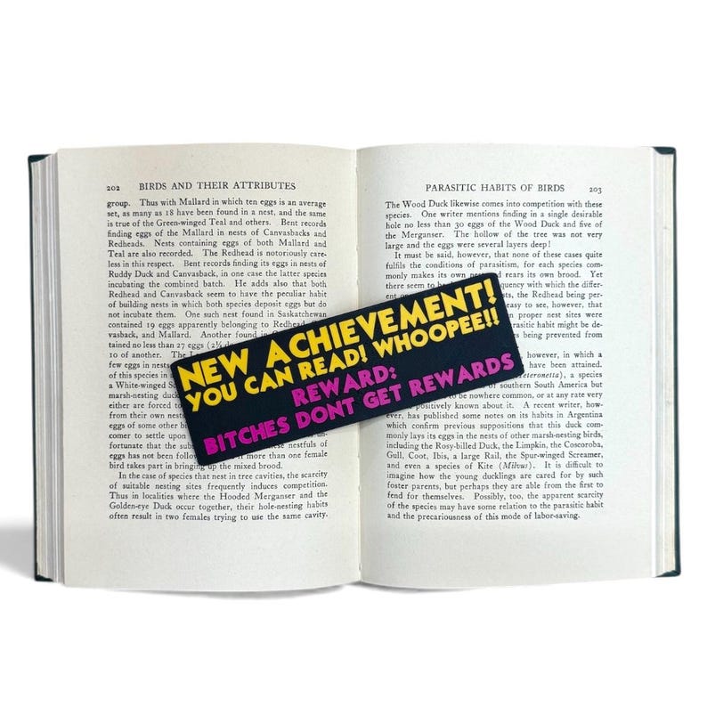 Puede incluir: Libro abierto con texto sobre aves y un marcap&aacute;ginas con la frase "NEW ACHIEVEMENT! YOU CAN READ! WHOOPEE!! REWARD: BITCHES DONT GET REWARDS".