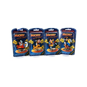 Puede incluir: Cuatro juguetes de Mickey Mouse y su pandilla para coleccionar en su embalaje. Cada paquete presenta un personaje diferente del universo de Mickey Mouse. El embalaje es azul y presenta el texto "Classic Collectables" y "Mickey and his gang!"