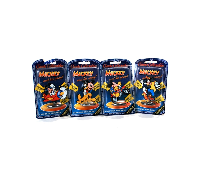 Puede incluir: Cuatro juguetes de Mickey Mouse y su pandilla para coleccionar en su embalaje. Cada paquete presenta un personaje diferente del universo de Mickey Mouse. El embalaje es azul y presenta el texto "Classic Collectables" y "Mickey and his gang!"