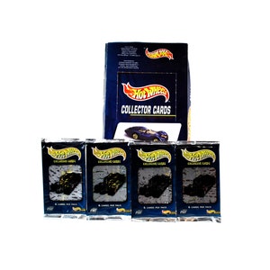 Op de afbeelding: Een verzameling Hot Wheels Collector Cards. Een donkerblauwe map toont het Hot Wheels-logo en een blauwe autografiek. Vier kaartverpakkingen staan ervoor, elk met het Hot Wheels-logo en de tekst "6 CARDS PER PACK".