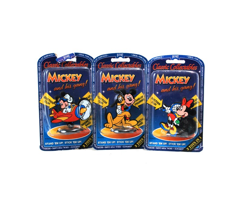 Puede incluir: Tres paquetes sin abrir de juguetes Classic Collectables Mickey y su pandilla. Cada paquete presenta un personaje diferente de Mickey Mouse sobre un fondo azul con el texto "Classic Collectables Mickey y su pandilla!" en blanco.