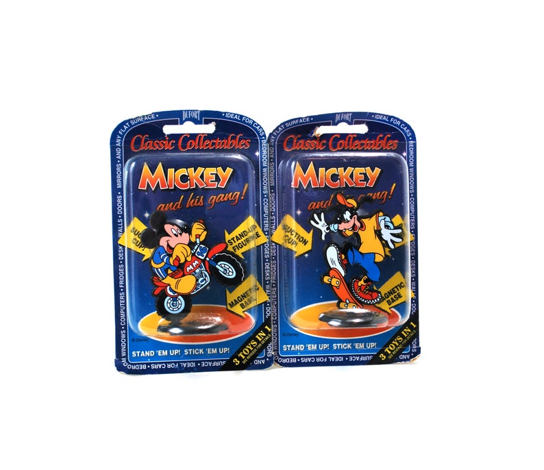 Puede incluir: Dos bl&iacute;ster de pl&aacute;stico con figuras de Mickey Mouse y Goofy. Las figuras est&aacute;n en una motocicleta y una patineta. El empaque dice "Classic Collectables Mickey and his gang!" y "3 Toys in 1".