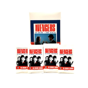 Puede incluir: Cuatro paquetes de tarjetas de intercambio de Los Vengadores, cada paquete con una imagen en blanco y negro del elenco del programa. Los paquetes son blancos con texto rojo y azul que dice "Los Vengadores en color - 2da serie" y "10 tarjetas en color".