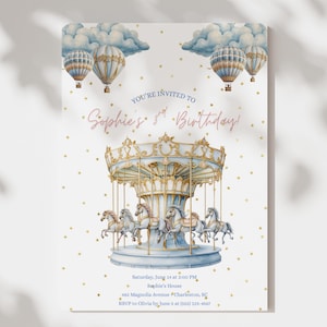 Op de afbeelding: Een verjaardagsuitnodiging met een carrousel, luchtballonnen en de tekst "You're invited to Sophie's 3rd Birthday!". De uitnodiging heeft een lichtblauw en goud kleurenschema met gouden confetti.