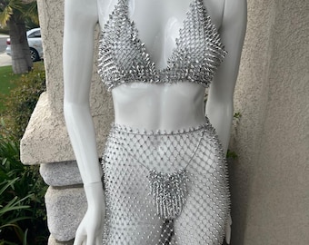 Ensemble Rave clouté à clous argentés - haut de bikini en cotte de mailles métallique et jupe en maille à crampons - tenue Burning Man, tenue de festival, style cyberpunk.