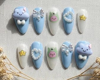 Boîte à clous. Presse bleue pastel mignonne sur les ongles, jeu d'ongles nuage 3D kawaii, ongles de dessin animé coeur étoile, faux ongles faits main, cadeau esthétique fille douce