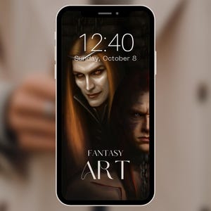 Op de afbeelding: Een smartphone toont een fantasy art wallpaper met twee figuren. E&eacute;n heeft lang oranje haar en rode ogen, de ander een strenge uitdrukking. De tijd is 12:40 uur op zondag 8 oktober. De woorden "FANTASY ART" worden weergegeven.