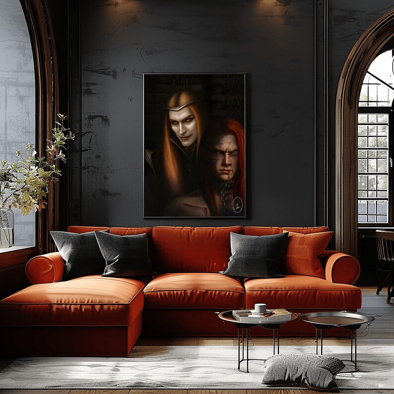 Op de afbeelding: Een ingelijst portret van twee figuren met lang haar, &eacute;&eacute;n blond en &eacute;&eacute;n rood, hangt boven een oranje hoekbank met zwarte kussens. De kamer heeft donkergrijze muren en een moderne esthetiek.