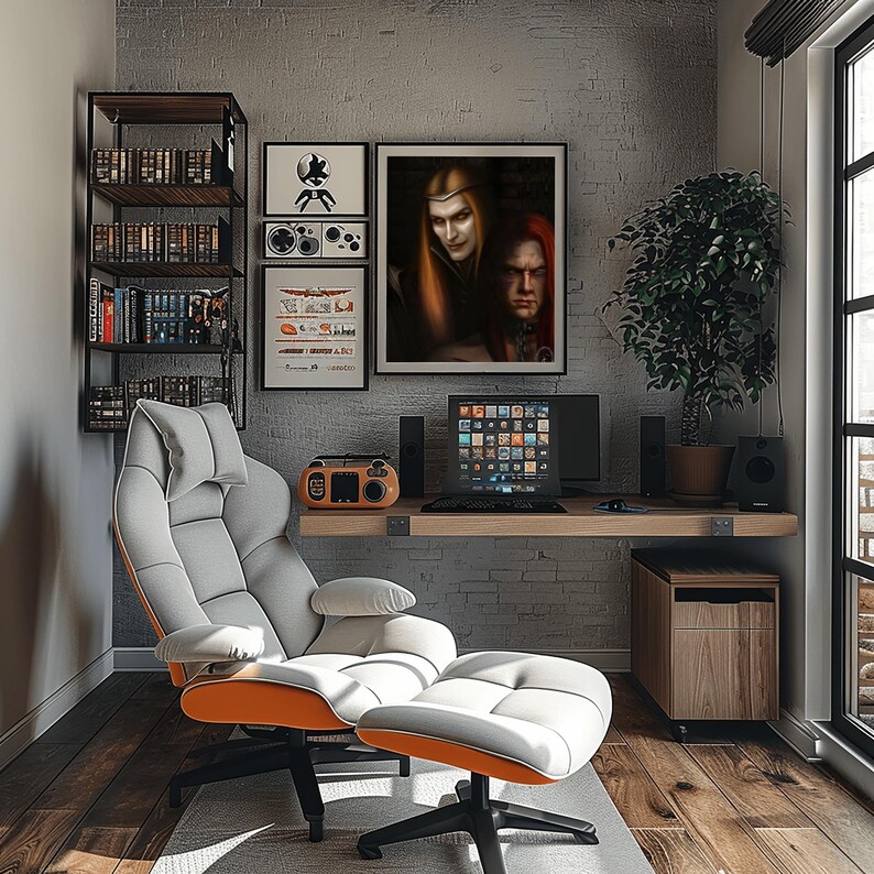 Op de afbeelding: Een moderne thuiskantooropstelling met een grijze en witte ergonomische stoel met oranje accenten en een bijpassende voetensteun. Een houten bureau herbergt een computer, luidsprekers en een radio in vintage-stijl. Kunstwerken en een boekenrek maken de kamer compleet.
