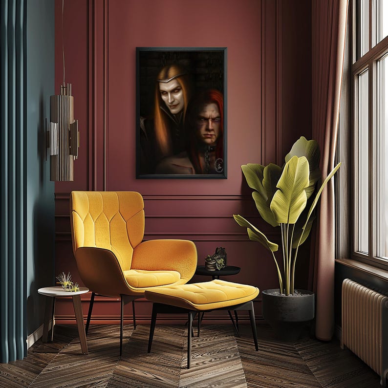 Op de afbeelding: Een ingelijst portret van twee figuren met een bleke huid en donkere kleding hangt aan een bordeauxrode muur. Een gele fauteuil en ottoman staan voor de muur. Een potplant en een kleine bijzettafel staan ook in de kamer.