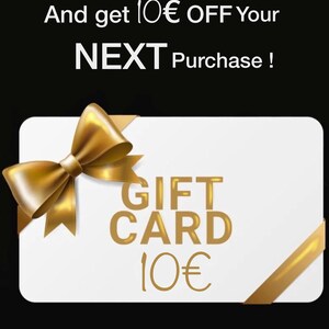 Op de afbeelding: Digitale illustratie van een witte cadeaukaart met een gouden strik en lint. De kaart toont "GIFT CARD 10&euro;" in gouden letters. De tekst bovenaan luidt "KOOP deze digitale illustratie en ontvang 10&euro; KORTING op uw volgende aankoop!"