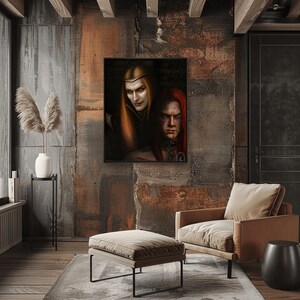 Op de afbeelding: Een ingelijst portret met twee figuren met lang haar. E&eacute;n heeft goudkleurig haar en een sinistere glimlach, de ander heeft rood haar en een serieuze uitdrukking. Het kunstwerk is geplaatst tegen een donkere achtergrond, wat een dramatisch contrast cre&euml;ert.