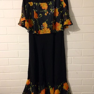 Floral und schwarzen Kleid