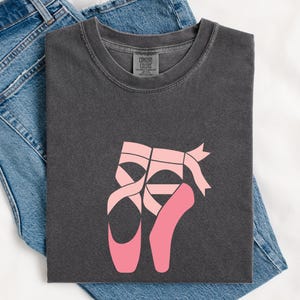 Comfort Colors® Ballettschuhe-Shirt, Ballerina-Schuhe-T-Shirt, Ballett-T-Shirt, Ballerina-Shirt-Geschenk, süßes Tänzerinnen-Shirt, Tänzerinnen-T-Shirt für Damen