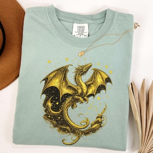 Shirt Comfort Colors® Celestial Dragon, Gold Fantasy T-shirt, Mystic Dragon-shirts, Moon Star Dragon-T-shirt, Witchcore Gothic-kleding