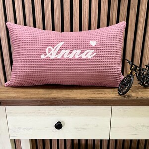 Handgefertigtes Babykissen mit Innenfutter, Reißverschluss & Namensstickerei, Personalisiert mit Name
