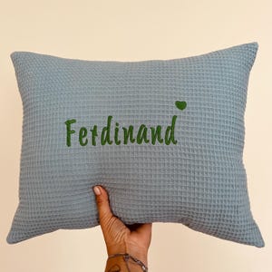 A personalized handcrafted waffle weave cushion with custom name embroidery, perfect unique birthday gift for kids and nursery decor.

Ein personalisiertes handgemachtes Waffelkissen mit Namensstickerei, perfektes einzigartiges Geburtstagsgeschenk für Kinder und Kinderzimmer-Dekoration.

Un coussin gaufré artisanal personnalisé avec prénom brodé, cadeau d'anniversaire unique idéal pour enfant et décoration de chambre.