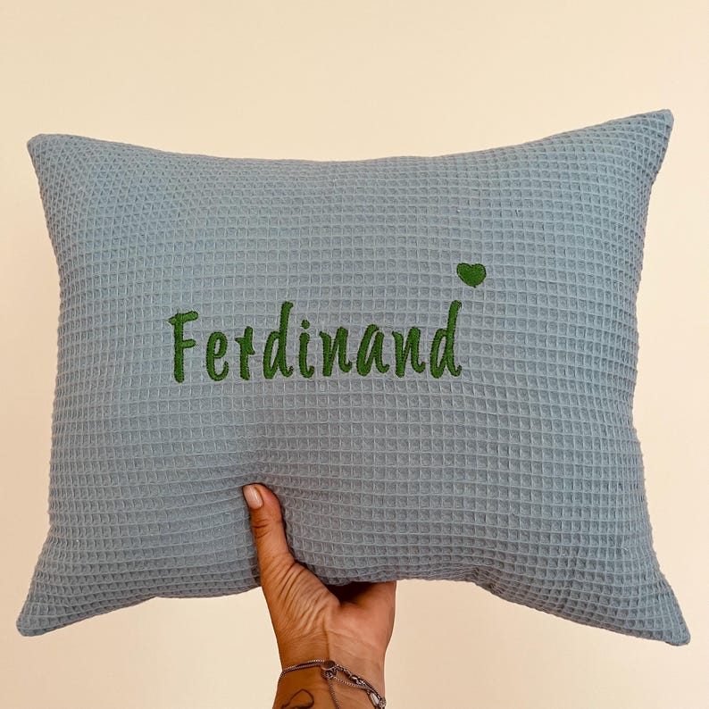 A personalized handcrafted waffle weave cushion with custom name embroidery, perfect unique birthday gift for kids and nursery decor.

Ein personalisiertes handgemachtes Waffelkissen mit Namensstickerei, perfektes einzigartiges Geburtstagsgeschenk für Kinder und Kinderzimmer-Dekoration.

Un coussin gaufré artisanal personnalisé avec prénom brodé, cadeau d'anniversaire unique idéal pour enfant et décoration de chambre.