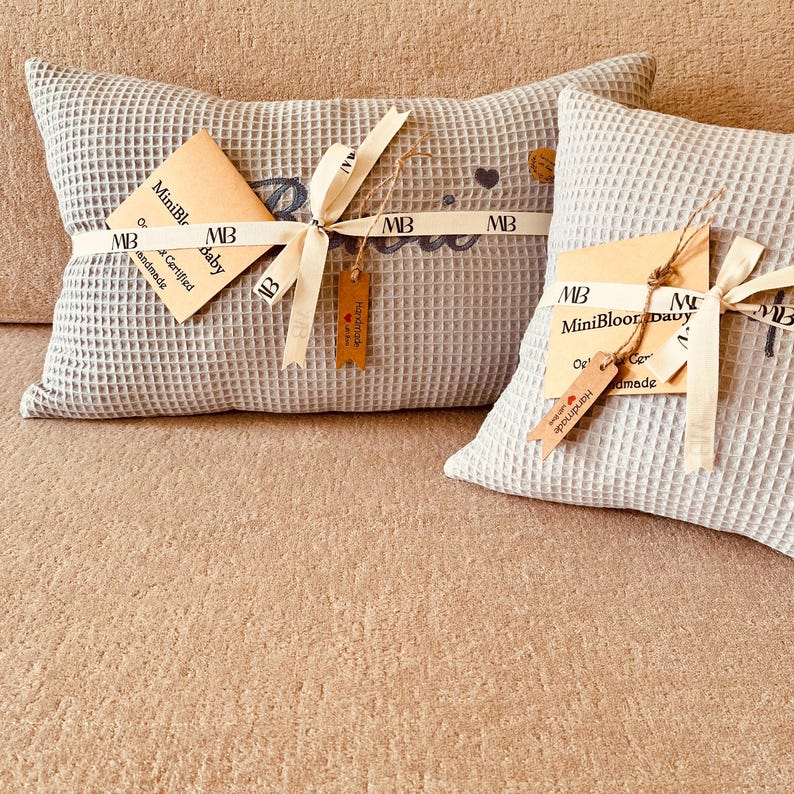 A stylish handcrafted waffle weave cushion with custom name embroidery, ideal personalized home decor gift for adults and loved ones.

Ein stilvolles handgemachtes Waffelkissen mit Namensstickerei, ideales personalisiertes Geschenk zur Wohnraumdekoration für Erwachsene.

Un coussin gaufré artisanal élégant avec prénom brodé, cadeau personnalisé idéal pour adulte et décoration d'intérieur.