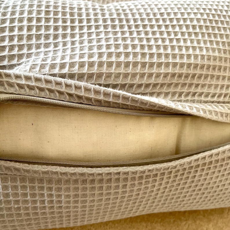 A personalized handcrafted waffle weave cushion with custom name embroidery, perfect as a cozy Christmas gift for babies and nursery decor.

Ein personalisiertes handgemachtes Waffelkissen mit Namensstickerei, perfektes gemütliches Weihnachtsgeschenk für Babys und die Babyzimmer-Dekoration.

Un coussin gaufré artisanal personnalisé avec prénom brodé, parfait comme cadeau de Noël douillet pour bébé et décoration de chambre d'enfant.
