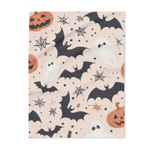 Spooky Halloween Fleece Blanket: Ghosts, Bats & Pumpkins - Cozy Fall Decor