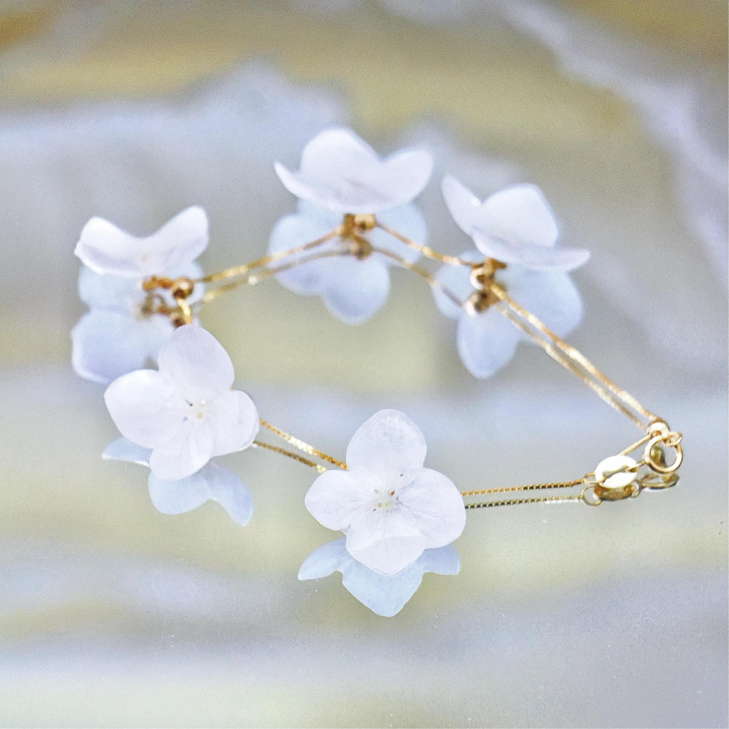 本物の紫陽花ブレスレット：手作りの押し花樹脂ジュエリー、白い花柄 