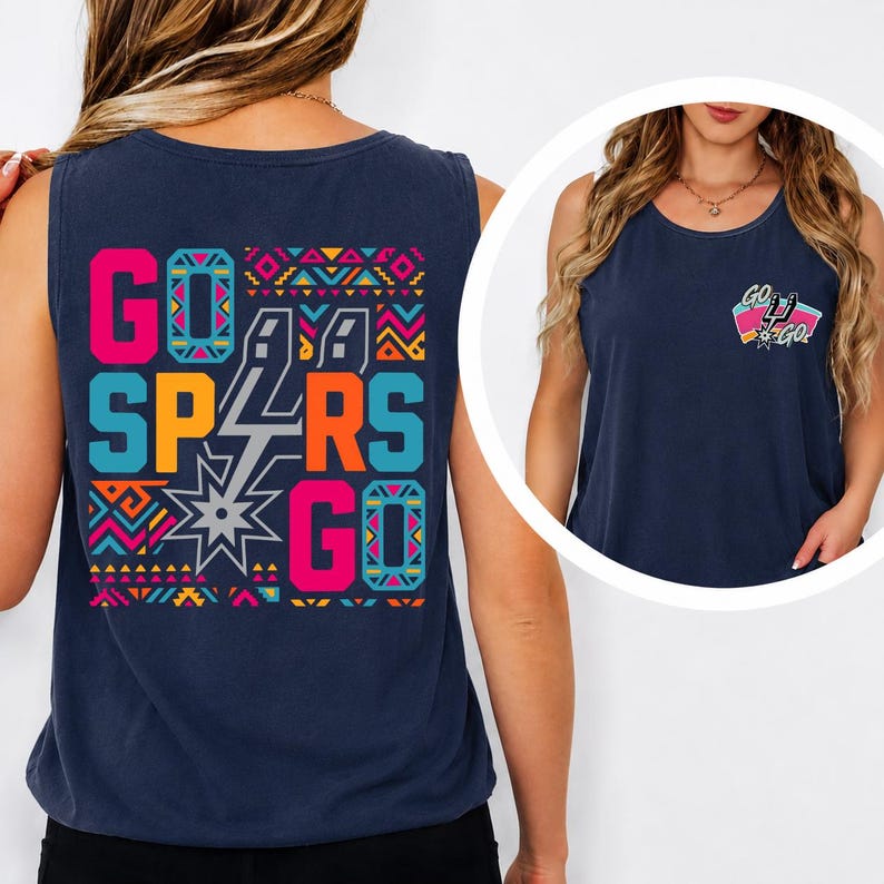 Puede incluir: Una camiseta sin mangas de color azul marino con un gr&aacute;fico grande en la espalda que incluye el texto GO SPURS GO en rosa, naranja y turquesa, acentuado con patrones geom&eacute;tricos. Una versi&oacute;n m&aacute;s peque&ntilde;a del mismo gr&aacute;fico aparece en el pecho.