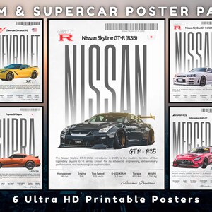 Puede incluir: Un conjunto de seis carteles de coches de ultra alta definición. Los carteles presentan varios modelos JDM y superdeportivos, incluyendo un Chevrolet Corvette amarillo, un Nissan Skyline GT-R negro y un Mercedes-AMG GT rojo. El texto "JDM & SUPERCAR POSTER PACK" está en la parte superior.